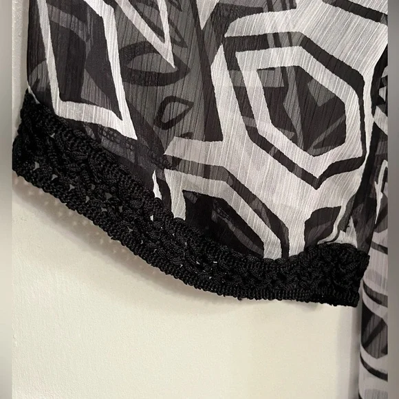 Chico's Black and White Geometric Women's Top, size 1 - Picture 3 of 5